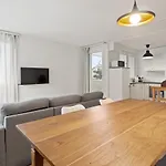 Bright, Central & Modern Apartment