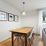 Bright, Central & Modern Apartment