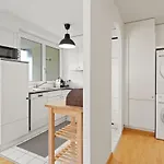 Bright, Central & Modern Apartment