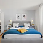 Bright, Central & Modern Apartment